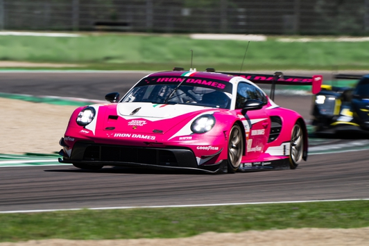 Potere femminile con la Porsche rosa